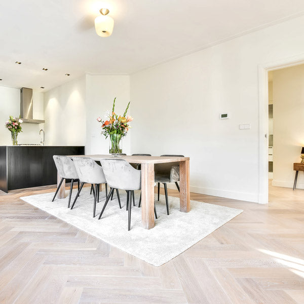 Augsta estētika un kvalitāte. Latvijas parketa ražotne Amber wood, Stalgen divslāņu un masīvas ozola koka grīdas segumi. Augsta kvalitāte par akcijas cenu. Herringbone, planks, fishbone pattern. Balināts ozolkoka parketa grīda, skaista gaiša grīda