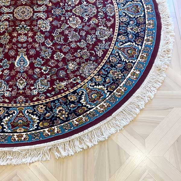 Austrumu stila persiešu un turku paklāji gadsimtiem ilgi simbolizē greznību, eleganci un izsmalcinātu gaumi. To bagātīgās krāsas, ziedu raksti un detalizētie ornamenti atspoguļo autentisku austrumu kultūru. ROYAL kolekcijas klasiskie paklāji ar ziedu motīviem un austrumnieciskām rozetēm ir ideāla izvēle tiem, kas meklē kvalitatīvu, stilīgu un ilgmūžīgu interjera akcentu. Šie paklāji ir iecienīti visā pasaulē un lieliski iederas gan tradicionālos, gan moderni iekārtotos interjeros.