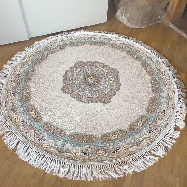 Dižciltīga austrumnieciska elegance Latvijas kāpu toņos
Dižciltīgs un kvalitatīvs paklājs, kurā austrumnieciskie ziedu ornamenti atklājas izsmalcinātā, līdzsvarotā kompozīcijā. Tā dizains apvieno gadsimtiem seno persiešu rakstu greznību ar mierpilniem toņiem, kas iedvesmoti no Latvijas jūras piekrastes kāpām.
Maigais smilšu tonis harmoniski saplūst ar dūmakaini zilpelēkajām un zemes krāsu niansēm, radot dziļumu un mierīgu eleganci. Greznie ziedu motīvi piešķir telpai raksturu, vienlaikus saglabājot vie