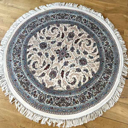 Šis ekskluzīvais austrumu stila paklājs ar gaišu pamattoni ir izsmalcināts interjera akcents, kas apvieno klasisku eleganci ar mūsdienīgu dinamiku. Plūstošie ziedu ornamenti rada izteiktu kustības efektu, piešķirot telpai dzīvīgumu un vizuālu dziļumu.

Bagātīgie burgundijas toņi eleganti kontrastē ar pelēkiem un dūmakaini zilajiem akcentiem, veidojot harmonisku un daudzslāņainu krāsu paleti. Šāds krāsu salikums piešķir paklājam greznu raksturu, vienlaikus saglabājot vieglumu un gaisīgumu, pateicoties gaišaj