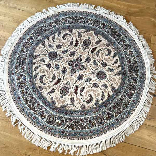 Šis ekskluzīvais austrumu stila paklājs ar gaišu pamattoni ir izsmalcināts interjera akcents, kas apvieno klasisku eleganci ar mūsdienīgu dinamiku. Plūstošie ziedu ornamenti rada izteiktu kustības efektu, piešķirot telpai dzīvīgumu un vizuālu dziļumu.

Bagātīgie burgundijas toņi eleganti kontrastē ar pelēkiem un dūmakaini zilajiem akcentiem, veidojot harmonisku un daudzslāņainu krāsu paleti. Šāds krāsu salikums piešķir paklājam greznu raksturu, vienlaikus saglabājot vieglumu un gaisīgumu, pateicoties gaišaj