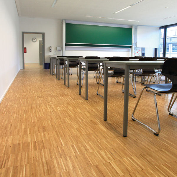 Industriālais parkets skolām – izturīgs grīdas segums intensīvai slodzei

Industriālais parkets skolām ir izturīgs, stabils un ilgmūžīgs grīdas seguma risinājums mācību iestādēm, kur grīdām ikdienā jāiztur intensīva slodze. Tas ir piemērots klasēm, gaiteņiem, aktu zālēm un citām skolu telpām, nodrošinot drošu, komfortablu un vizuāli pievilcīgu vidi mācībām un aktivitātēm.

Pateicoties parketa konstrukcijai un augstajai nodilumizturībai, grīdas segums ir piemērots telpām ar lielu cilvēku plūsmu. Industriālo 