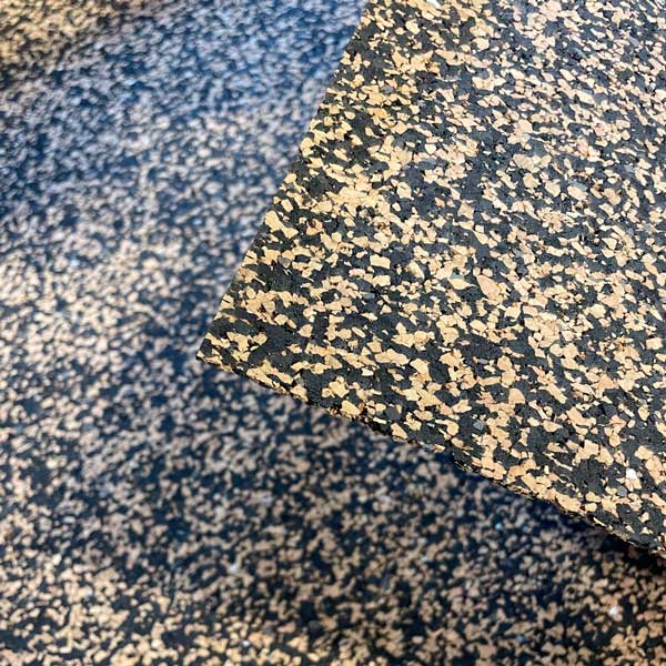 Tas ir izgatavots no 3 mm plāna korķa un gumijas kompozītmateriāla, kas nodrošina izcilu akustisko komfortu un samazina soļu trokšņus gan dzīvojamās, gan publiskās telpās.  Materiāls - Otrreizēji pārstrādāta poliuretāna gumija un korķis ar poliuretāna saistvielu. Skaņas samazinājums uz betona pamatnes, Lw SFS-EN ISO 10140-3: 2010:
13 dB zem keramiskajām flīzēm (10 mm) 14 dB zem līmētā parketa (14 mm) 