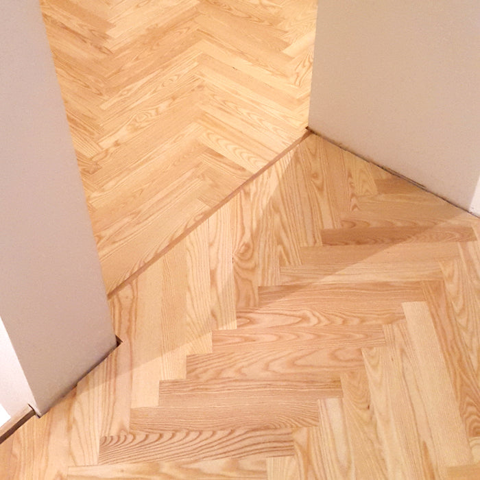 Skaista naturāla oša koka grīda ir izcils interjera elements, kas var iezīmēt jūsu māju ar dabisku siltumu un eleganci. Ja tas atrodas renovētā mājā ar erkeru, tas var radīt vēl pievilcīgāku efektu, jo gaismas un ģeometrijas īpatnības no erkeru logiem var uzsvērt grīdas un telpas estētiku. 