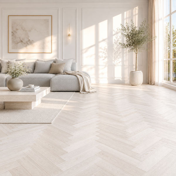 Modernās sienu līnijas, maigās tekstūras un minimālistiskās mēbeles ideāli papildina premium kvalitātes skujiņas parketu, izceļot tā dabīgo koka rakstu un eleganto toni. Saules stari, kas krīt pāri grīdai, rada luksusa sajūtu un padara interjeru īpaši fotogēnisku – ideāli Instagram un Pinterest estētikai.

Šis gaišais interjers ir lieliska iedvesma tiem, kuri meklē modernu, siltu un mūsdienīgu dizainu ar ozolkoka parketa grīdu. Skujiņas raksts piešķir telpai ekskluzivitāti, savukārt dabīgā gaisma un neitrāl
