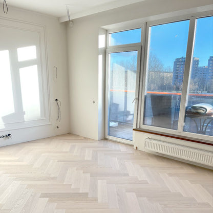 Balts balināta ozolkoka skujiņas parkets Cotton White – piemērots ieklāšanai uz apsildāmas betona estriha grīdas, elegants un gaišs interjera akcents. Balināts ozolkoka skujiņas parkets Cotton White ar elegantu balto toni. Piemērots apsildāmai betona estriha grīdai – izsmalcināta interjera pērle.