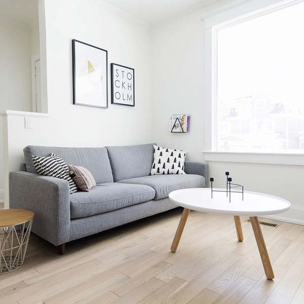 Viegli baltā niansētā ozolkoka grīda ir klasisks elements skandināvu interjerā. To var kombinēt ar elegantām mēbelēm, lai radītu mājīgu un pievilcīgu vidi. ozolkoka šķirojums rustic ar aizpildītiem zariņiem, lieliski papildina ozolkoka dabiskumu. Pārklājot ar baltu vasku zariņi, koka gadskārtas lieliski izceļas, unikāla ozola tekstūra, ko radījusi daba