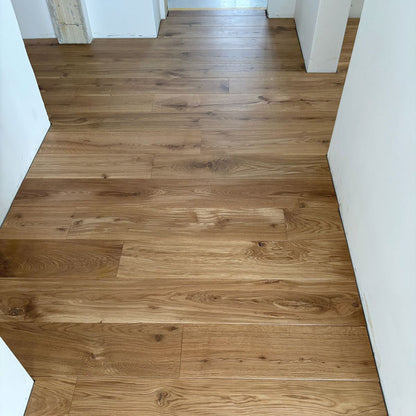 Ozolkoka masīvie dēļi Stalgem Amberwood – 20 mm dabīgs spēks no Latvijas mežiem

Ozolkoka dēļi Stalgem Amberwood ir augstas kvalitātes masīvi ozola grīdas dēļi, kas izgatavoti no Latvijas mežos auguša ozola, nodrošinot izcilu izturību, autentisku koka raksturu un ilgmūžību. Tie ir pilna masīvkoka dēļi ar 20 mm biezumu, kas sniedz stabilu, pamatīgu un vizuāli greznu grīdas segumu.

Amberwood tonis izceļ siltu, dabīgu ozolkoka krāsu niansi, kas lieliski iederas gan klasiskos, gan mūsdienīgos interjeros. 