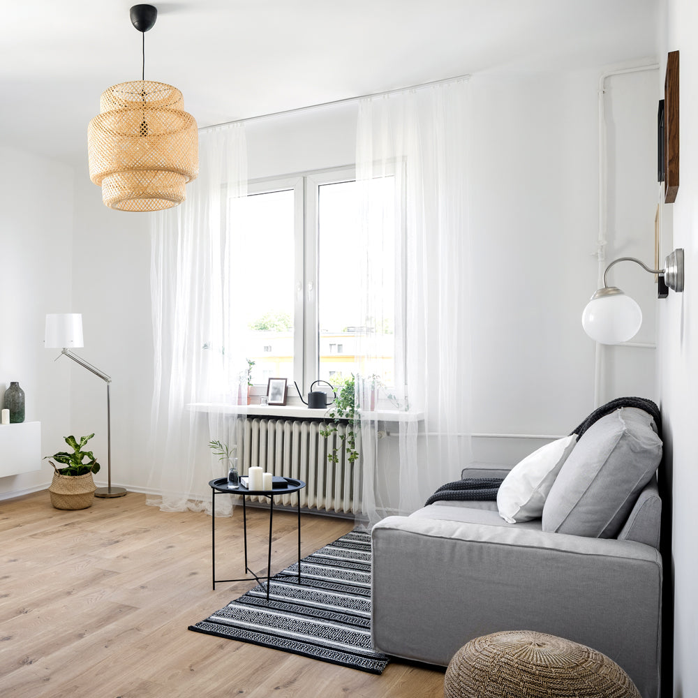 atturīga pelēcīga grīda. skaistā minimālisma stilā tipiskā Skandināvu interjerā, lai arī ozolkoks ir ar zariņiem tie nedominē un nekonstrastē, skaista pelēcīgas krāsas ozolkoka grīda, pelēks dīvāns