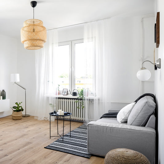 atturīga pelēcīga grīda. skaistā minimālisma stilā tipiskā Skandināvu interjerā, lai arī ozolkoks ir ar zariņiem tie nedominē un nekonstrastē, skaista pelēcīgas krāsas ozolkoka grīda, pelēks dīvāns