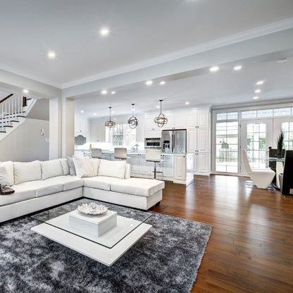 Skaists un gaumīgs interjers, kur dominē tumšā walnut ozola krāsa, radot elegantu un siltu noskaņu. Dizainu papildina gaiša granīta kamīns, kas piešķir telpai līdzsvaru un vieglumu. Olīvzaļie toņi ievieš interjerā dzīvīgumu un dabisku harmoniju, savukārt baltas, elegantas mēbeles organiski iekļaujas kopējā krāsu gammā.

Amber Parquet – ekskluzīvi, īsti ozolkoka dēļi no Stalgen, kas apvieno dabīgu skaistumu, izturību un augstvērtīgu dizainu.
Pieejami Rīgā un Depo – ideāls ozolkoka parkets jūsu mājām.