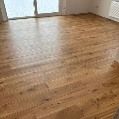 Masīvi ozolkoka grīdas dēļi Stalgem Amberwood – 20 mm no Latvijas ozola

Ozolkoka grīdas dēļi Stalgem Amberwood ir augstākās kvalitātes masīvi ozola dēļi, kas izgatavoti no Latvijas mežos auguša ozola, nodrošinot dabisku izturību, autentisku koka tekstūru un ilgmūžīgu grīdas segumu. Tie ir pilna masīvkoka dēļi ar 20 mm biezumu, kas garantē stabilu konstrukciju un izcilu kalpošanas laiku.

Amberwood ozolkoka tonis izceļ siltu, dabīgu krāsu gammu un koka šķiedru rakstu, kas lieliski piemērots gan klasiskam, 