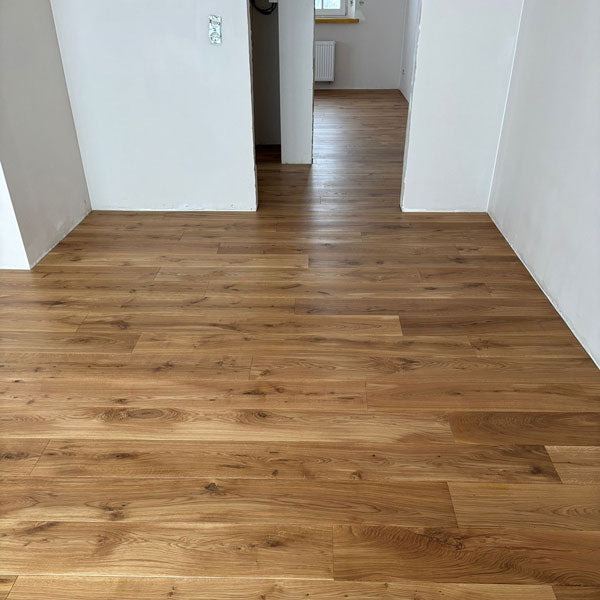 Ozolkoka masīvkoka grīdas dēļi 20 mm – Stalgem Amberwood no Latvijas ozola

Stalgem Amberwood ozolkoka grīdas dēļi ir īsti masīvkoka ozola dēļi, kas izgatavoti no Latvijas mežos auguša ozola, nodrošinot maksimālu izturību, stabilitāti un dabīgu estētiku. 20 mm biezie ozolkoka masīvie dēļi ir augstvērtīgs grīdas segums tiem, kas meklē ilgtermiņa risinājumu un autentisku koka grīdu.

Dabīgais Amberwood ozolkoka tonis izceļ koka šķiedru rakstu un siltu krāsu niansi, padarot šo grīdu ideāli piemērotu klasiskiem