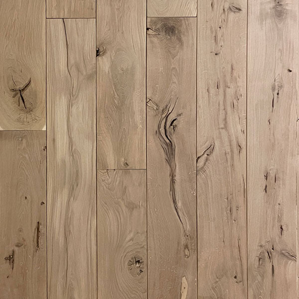 Isti Latvijā audzēti ozolkoka dēļi būs patiesi ilgmūžīgi un dabai draudzīgi, elpojoši. Augsta vērtība. Ja vēlaties īpašu, autentisku un dabisku izskatu, izvēlieties ozolkoka dēļus ar izteiktiem raksturīgajiem defektiem - tukšumiem, plaisām un zariem. Katrs dēlis ir unikāls, ar savu rakstu, toni un koka šķiedru struktūru.