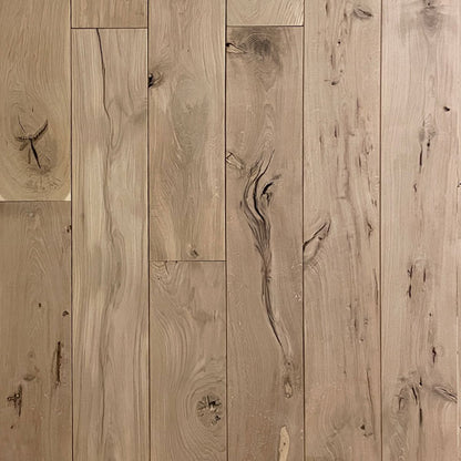 Isti Latvijā audzēti ozolkoka dēļi būs patiesi ilgmūžīgi un dabai draudzīgi, elpojoši. Augsta vērtība. Ja vēlaties īpašu, autentisku un dabisku izskatu, izvēlieties ozolkoka dēļus ar izteiktiem raksturīgajiem defektiem - tukšumiem, plaisām un zariem. Katrs dēlis ir unikāls, ar savu rakstu, toni un koka šķiedru struktūru.