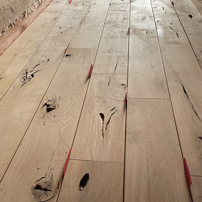 DIY padoms: ja vēlaties mierīgāku, askētiskāku koka rakstu, izvēlieties „Natur” šķirojumu, kur dēļiem ir vienmērīgāka tekstūra un maigāks tonis.
DIY padoms: katru Osmo eļļas cietā vaska slāni uzklāj plānā kārtā, neveidojot biezu pārklājumu. Šajā gadījumā, labāk ir mazāk, lai neveidotos notecējumi un negludumi.

Profesionāļu ieteikums: šajā etapā var izmantot arī tonētas Osmo beices, ja vēlaties gaišākus sienas paneļus. Piemēram, balto 3501 Osmo beici, kas ļauj iegūt balinātu dekoratīvu ozolkoka virsmu. 