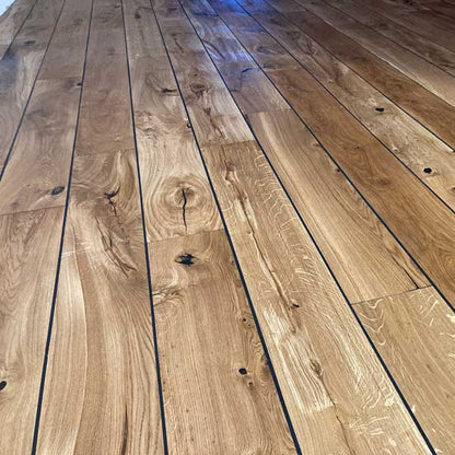 Uz saplākšņa pamatnes ar B-10 zobaino lāpstiņu vienmērīgi uzklāj elastīgo līmi (links uz Kiilto MS Silex līmi). Līmi velc pretēji dēļu ieklāšanas virzienam, lai tā labāk aizpildītu plakni un nodrošinātu vienmērīgu saķeri.

Papildus fiksē spundes vietās ar nelielām nagliņām - tas palīdz noturēt līmeni, līdz līme pilnībā sacietē.

Masīvkoka ozola dēļi ir rūpnieciski žāvēti līdz aptuveni 8 +/-2 %  mitrumam, to biezums ir 20.5 mm ± 0,5 mm, dabiskā materiāla specifika nozīmē, ka starp dēļiem var spraudziņas