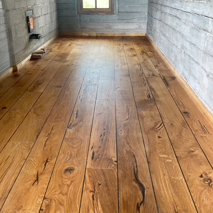 Mērķis ir palīdzēt tev izveidot sienu, kas ir ne tikai kvalitatīva un ilgmūžīga, bet arī patiesi unikāla - tāda, ko nevar nopirkt veikalā. Rezultāts būs ne tikai skaists interjera akcents, bet arī sajūta, ka mājās ienācis īsts dabas spēks un tava paša roku darbs. Profesionāļu ieteikums: atšķirībā no industriāli ražotiem divslāņu vai trīsslāņu dēļiem, kur ģeometriju iespējams nodrošināt līdz perfekcijai, masīvkoka dēļiem nelielas formas variācijas ir dabiskas un pat piešķir autentiskāku, organiskāku raksturu