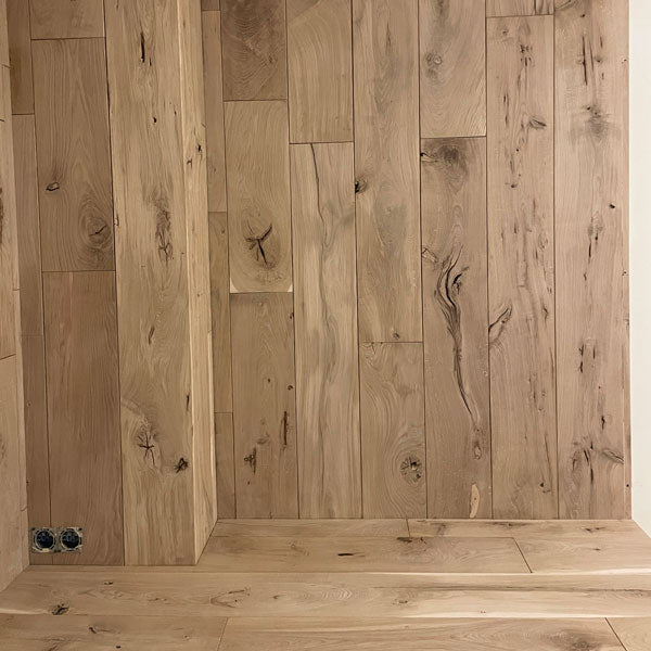 Akustisko sienas paneļu popularitāte - tie kļuvuši par vienu no aktuālākajiem un iedvesmojošākajiem mājokļu dizaina akcentiem. Tie piešķir telpai siltumu, struktūru un uzlabo skaņas kvalitāti. Taču, ja vēlaties ko patiesi dabīgu, unikālu un jaudīgāku par rūpnīcā ražotiem MDF paneļiem, lielisks risinājums ir dekoratīvu sienas paneļu izgatavošana no īsta, Latvijā auguša ozolkoka. Masīvkoka dēļi ienes telpā ne tikai struktūru un rakstu, bet arī meža enerģiju un dabisku klātbūtni, ko nevar atdarināt neviena mdf