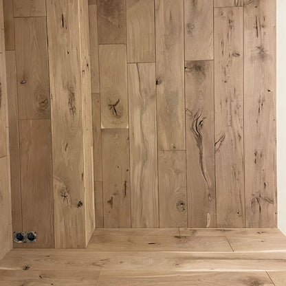 Akustisko sienas paneļu popularitāte - tie kļuvuši par vienu no aktuālākajiem un iedvesmojošākajiem mājokļu dizaina akcentiem. Tie piešķir telpai siltumu, struktūru un uzlabo skaņas kvalitāti. Taču, ja vēlaties ko patiesi dabīgu, unikālu un jaudīgāku par rūpnīcā ražotiem MDF paneļiem, lielisks risinājums ir dekoratīvu sienas paneļu izgatavošana no īsta, Latvijā auguša ozolkoka. Masīvkoka dēļi ienes telpā ne tikai struktūru un rakstu, bet arī meža enerģiju un dabisku klātbūtni, ko nevar atdarināt neviena mdf