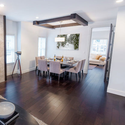 Skaists un kontrastains interjers, kur īpašs akcents ir tumša ozolkoka grīda, bet pārējais interjers veidots baltos toņos. Šādā kompozīcijā tumša ozola masīvkoka grīda kļūst par izteiksmīgu dizaina akcentu, piešķirot telpai dziļumu, eleganci un raksturu.

Ozola grīda Rīgā – Amberwood masīvkoka dēļi jūsu mājoklim. Stalgen parquet pieejams arī Depo, nodrošinot kvalitatīvu un pieejamu risinājumu dažādiem interjeriem.

Stalgen īsti ozolkoka dēļi – ekskluzīvs ozolkoka parkets, kas piemērots gan siltajām grīdām, 