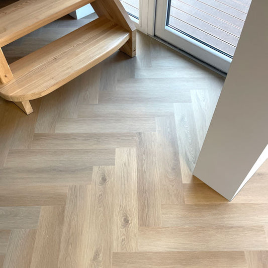 Kas ir LAXE SPC kvarca vinila grīda? Tas ir herringbone raksts ar elegantu un praktisku izvēli mūsdienīgam interjeram. Dabiskā ozolkoka efekta vinila grīda ar niansētu pelēko un bēšo toņu saspēli piešķir telpai harmoniju un mājīgumu. Dziļi matētais virsmas pārklājums izceļ herringbone rakstu un ir ideāli piemērots tiem, kas vēlas interjerā modernu, bet neuzbāzīgu dizainu.
